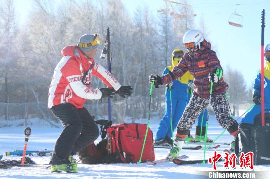 图为滑雪教练在教学中。崇礼区委宣传部提供